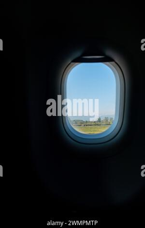 Blick vom Fenster des Flugzeugs während des Fluges bei schönem Sonnenaufgang. Stockfoto
