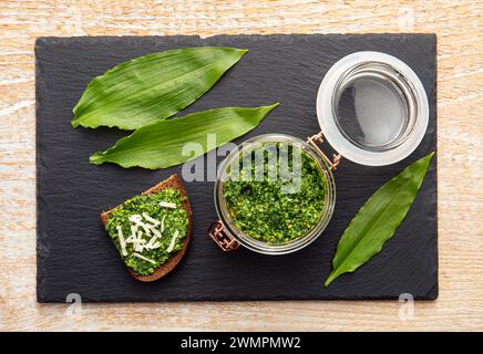 Pesto aus Allium ursinum-Blättern, bekannt als Bärlauch, Ramsons, Buckrams, breitblättriger Knoblauch, Holzknoblauchzehen, Bärlauch oder Bärlauch. Stockfoto