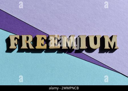 Freemium, ein Geschäftsmodell, das kostenlose und zusätzliche Dienstleistungen anbietet, Wort in hölzernen Buchstaben als Bannerüberschrift isoliert Stockfoto