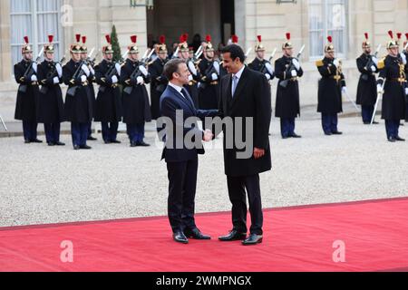 Paris, Frankreich. Februar 2024. © PHOTOPQR/LE PARISIEN/Le Parisien/Arnaud Journois ; PARIS ; 27/02/2024 ; POLITIQUE, 27.02.2024, PALAIS DE L'ELYSEE/LE PRESIDENT DE LA REPUBLIQUE EMMANUEL MACRON RECOIT SON ALTESSE CHEIKH TAMIN BIN HAMAD AL THANI, EMIR DU QATAR DANS LE CADRE D'UNE VISITE D'ETAT/PHOTO LE PARISIEN/ARNAUD JOURNOIS - DER PRÄSIDENT DER REPUBLIK EMMANUEL MACRON EMPFÄNGT SEINE HOHEIT SHEIKH TAMIN BIN HAMAD AL THANI, EMIR VON KATAR ALS TEIL Eines STAATSBESUCHS 27. Februar 2024 Credit: MAXPPP/Alamy Live News Stockfoto