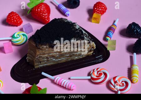 Mille Crepes Snack mit mehreren Lagen mit Tiramisu- und Schokoladenaromen Stockfoto