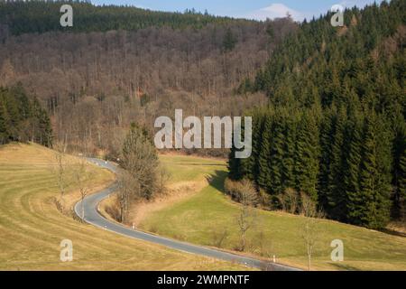 Landschaft mit Strasse im deutschen Raum Rothaargebirge Stockfoto