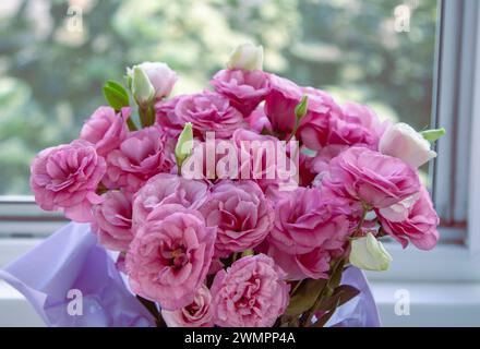 Wunderschöner Strauß aus hellrosa und weißen Eustoma-Blüten. Romantisches Geschenk Stockfoto