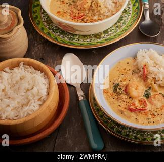 Scharfe thailändische Meeresfrüchtesuppe mit Reis. Stockfoto