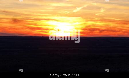 Malerischer Sonnenaufgang über Ebenen und Bäumen Stockfoto