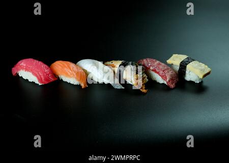 Sushi auf einem eleganten schwarzen Tisch Stockfoto