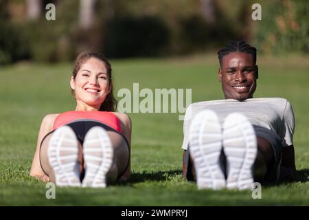 Junge gemischte Rassen, die im Park trainieren Stockfoto