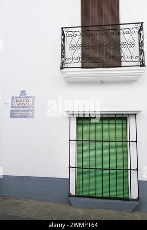 Olivenza, Badajoz, Spanien - 23. Oktober 2023: Weiß getünchte Fassade in der Altstadt von Olivenza, Spanien Stockfoto