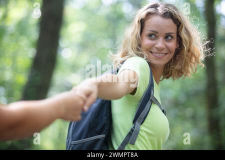 Wanderer-Frau hält die Hand und führt ihn auf die Natur Stockfoto