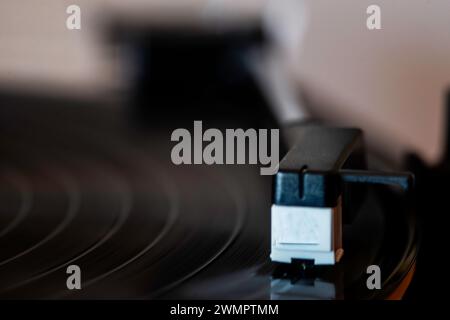 Nahaufnahme eines Plattenspielers, der eine Schallplatte spielt Stockfoto