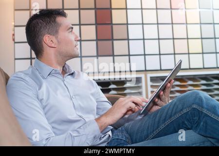 Designer, der ein Tablet in seinem Büro verwendet Stockfoto