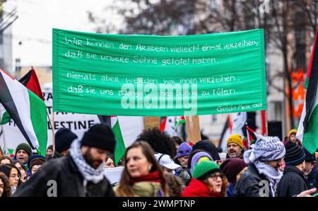 In der Stadt Basel demonstrierten nach Polizeiangaben circa 2500 Personen an der zweiten bewilligten nationalen Pro-Palästinänsischen Kundgebung mit T Stockfoto