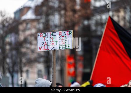 In der Stadt Basel demonstrierten nach Polizeiangaben circa 2500 Personen an der zweiten bewilligten nationalen Pro-Palästinänsischen Kundgebung mit T Stockfoto