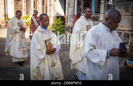 Katholische Priester und Seminaristen betreten die St. Joseph's Cathedral zur katholischen Sonntagsmesse in Stone Town, Sansibar, Tansania. Stockfoto