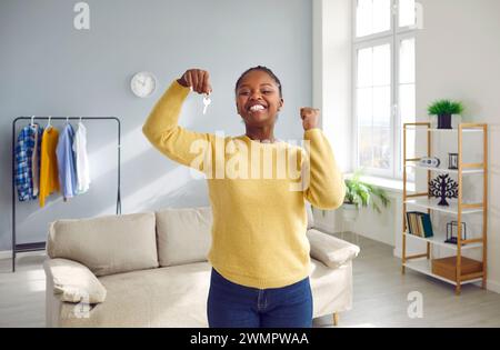 Porträt einer jungen, glücklichen afroamerikanerin mit Schlüsseln in der Hand. Stockfoto