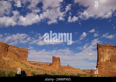 Eine Wüstenlandschaft mit fernen Bergen in Moab Stockfoto