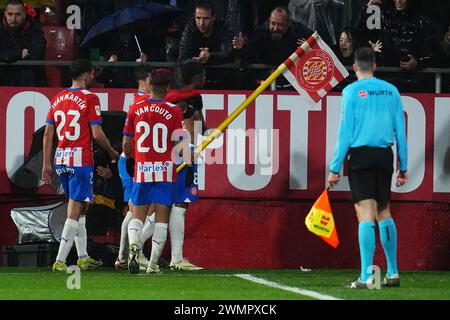 Girona, Spanien. Februar 2024. Savio Moreira Savinho vom Girona FC feiert mit der Eckflagge, nachdem er beim La Liga EA Sports Spiel zwischen Girona FC und Rayo Vallecano am 26. Februar 2024 im Montilivi Stadion in Girona, Spanien, das erste Tor erzielte. (Foto: Bagu Blanco/PRESSINPHOTO) Credit: PRESSINPHOTO SPORTS AGENCY/Alamy Live News Stockfoto