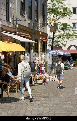 Touristen in einem Souvenirladen im beliebten Nikolai-Viertel im Zentrum Berlins Stockfoto