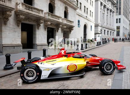 New York, Usa. Februar 2024. Am Dienstag, den 27. Februar 2024, steht ein IndyCar am Eingang der New Yorker Börse (NYSE) an der Wall Street in New York City. Die US-Aktien waren gemischt, nachdem sie von den Allzeithochs zurückgezogen wurden. Foto: John Angelillo/UPI Credit: UPI/Alamy Live News Stockfoto