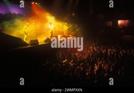 Big Country auf Tour Schottland Stuart Adamson Leadsänger im Zentrum der Bühne. 1980er Jahre Glasgow, Großbritannien HOMER SYKES Stockfoto