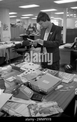 London, England, 28. April 1981. Jetzt! Das Magazin schließt, June Stanier Bildreditor sortiert farbige Transparentfolien, bevor er zu Agenturen und Fotografen zurückkehrt. Sir James Goldsmith hat sein wöchentliches Nachrichtenmagazin geschlossen! Aufgrund unrentabler Handelsgeschäfte am Montag, 27. April 1981. HOMER SYKES Stockfoto