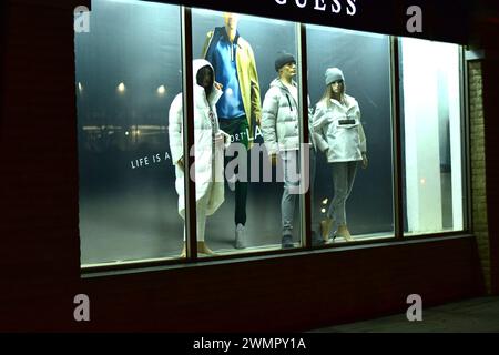 Auf dem Bild stehen mehrere Schaufensterpuppen bei schlechten Lichtverhältnissen hinter einem Schaufenster. Stockfoto