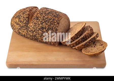 Roggenbrot mit Sesam, Flachs, Sonnenblumen und Mohn, Brot mit Scheiben auf Holzschneidebrett isoliert auf weiß mit Schneideweg Stockfoto