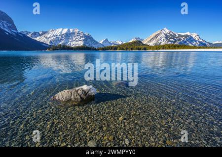 Der obere Kananaskis Lake in den Rocky Mountains im Süden Albertas zu Beginn des Winters Stockfoto