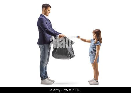 Ein Mädchen wirft eine Plastikflasche in einen Beutel, der von einem Mann auf weißem Hintergrund gehalten wird Stockfoto