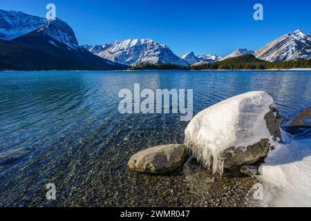 Der obere Kananaskis Lake in den Rocky Mountains im Süden Albertas zu Beginn des Winters Stockfoto