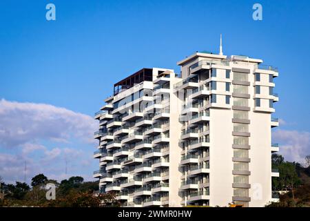 Bild der hohen Gebäude im Bau mit blauem Himmel Hintergrund in Pune, Maharashtra. Stockfoto