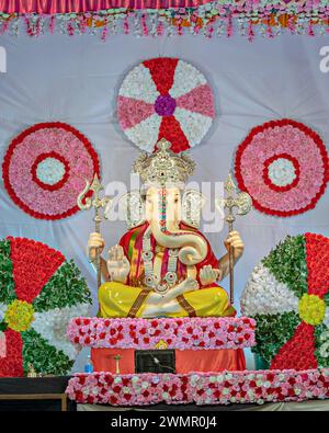Nahaufnahme der Porträtansicht des dekorierten und garandierten Idols des Hindu-Gottes Ganesha in Pune, Maharashtra, Indien. Stockfoto