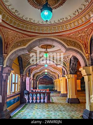 Wunderschöne, farbenfrohe Inneneinrichtung des Mysore Palace, auch bekannt als Amba Vilas Palace, in Karnataka, Indien , der ein historischer Palast und ein königlicher Palast ist Stockfoto