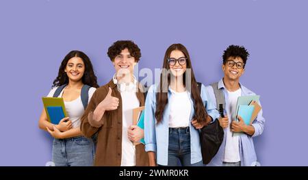 Vier fröhliche Studenten, die Bücher halten und Rucksäcke tragen, stehen zusammen Stockfoto