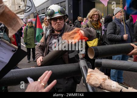 London, UK, 27. Februar 2024, Versichern Sie Sich Unsere Zukünftige Rallye & March. Extinction Rebellion Protest durch die Straßen der City of London. Die Demonstranten halten an und besetzen die Büros der Versicherungsgesellschaften, die sie für die Unterstützung der fossilen Brennstoffindustrie verantwortlich machen. Kredit: James Willoughby Stockfoto