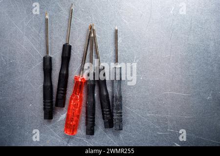 Nahaufnahme der Präzisionsschraubendreher-Gruppe auf einer Metalloberfläche Stockfoto