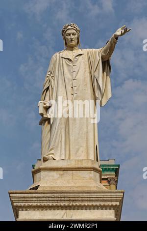 Neapel, Italien - 25. Juni 2014: Statue von Dante Alighieri Denkmal Historisches Wahrzeichen im Stadtzentrum. Stockfoto