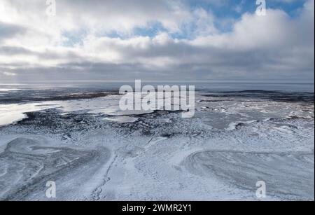 Aus der Vogelperspektive des Wapusk National Park in der Nähe von Churchill, Manitoba. Die weite Tundra und der boreale Wald sind Lebensraum für Eisbären. Stockfoto