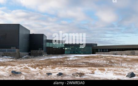 Außenansicht des Gemeindezentrums der Stadt Churchill, in dem Gesundheits-, Freizeit- und Bildungseinrichtungen im Norden von Manitoba, Kanada, untergebracht sind Stockfoto