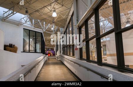 Innenansicht des Gemeindezentrums Churchill, das medizinische Dienste, die Stadtschule, Bibliothek, Eishockeybahn, Spielplatz und andere Einrichtungen beherbergt. Stockfoto