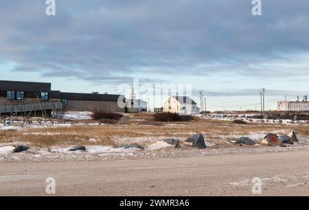 Großer Blick auf die Stadt Churchill, Manitoba mit dem Gemeindezentrum, der Kirche und dem Getreideaufzug in sanftem Morgenlicht an einem kalten Novembertag. Stockfoto