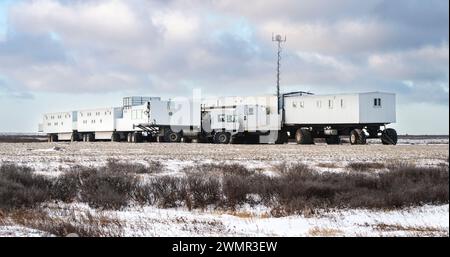 Die Tundra Buggy Lodge parkt auf der Tundra nahe der Küste von Hudson's Bay, sodass Touristen Eisbären aus nächster Nähe in Churchill, Manitoba, beobachten können Stockfoto