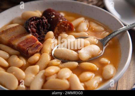 Hausgemachte traditionelle spanische Fabada aus der Region Asturien, ein Eintopf aus weißen Bohnen mit Chorizo, Blutwurst und Speck Stockfoto