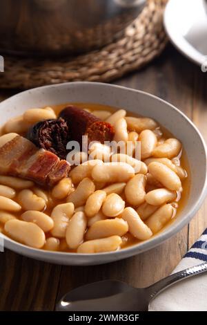 Hausgemachte traditionelle spanische Fabada aus der Region Asturien, ein Eintopf aus weißen Bohnen mit Chorizo, Blutwurst und Speck Stockfoto