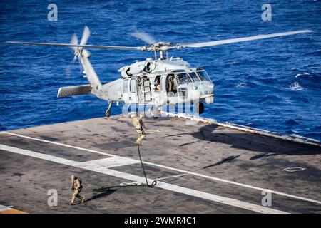 TR EOD Fast Rope Exercise, Philippinisches Meer am 22. Februar 2024. Foto von John A. Miller Stockfoto