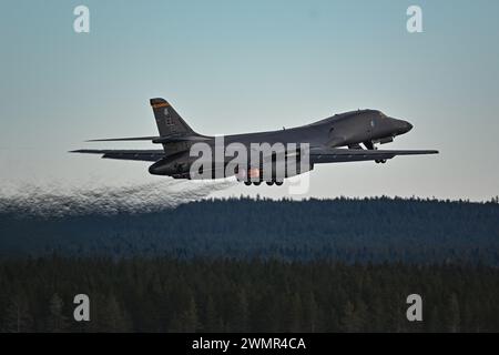 Bomber Task Force 24-2 gemeinsames Training auf dem Luftwaffenstützpunkt Luleå-Kallax, Schweden, 26. Februar 2024. Foto von Jake Jacobsen Stockfoto