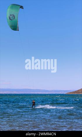 Mar Menor, La Manga, Murcia, Spanien - 1. Januar 2024 - Kitesurfer an einem windigen Tag auf dem Mar Menor, der sich schnell auf dem Surf bewegt Stockfoto