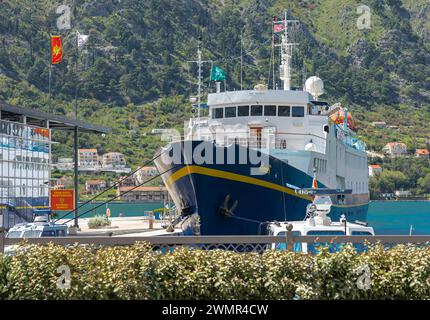 Bucht von Koto, Montenegro - 25. April 2022 - Blick von einer Brücke auf ein Passagierschiff in der Bucht von Kotor Stockfoto