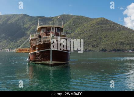 Bucht von Koto, Montenegro - 25. April 2022 - Passagierboot auf der Bucht von Kotor in Montenegro bei starkem Sonnenlicht und blauem Himmel Stockfoto