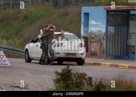 Süd-Israel, Israel. Februar 2024. Eine israelische Soldatin umarmt eine andere Frau, die am 27. Februar 2024 an einer militärischen Straßensperre in Südisrael nahe der Grenze zum Gazastreifen angehalten wurde. Rechts befindet sich ein dekorierter Bombenschutzraum, der in jeder Gemeinde entlang der Grenze zum Gazastreifen zu sehen ist. Israel wartet auf weitere Geiseln für den Austausch von Gefangenen sowie auf einen sechswöchigen Waffenstillstand in seinem Krieg mit der Hamas, der unter Zeichen, dass dies in der kommenden Woche passieren könnte, ausgehandelt wird, so US-Präsident Joe Biden. Foto von Jim Hollander/UPI Credit: UPI/Alamy Live News Stockfoto